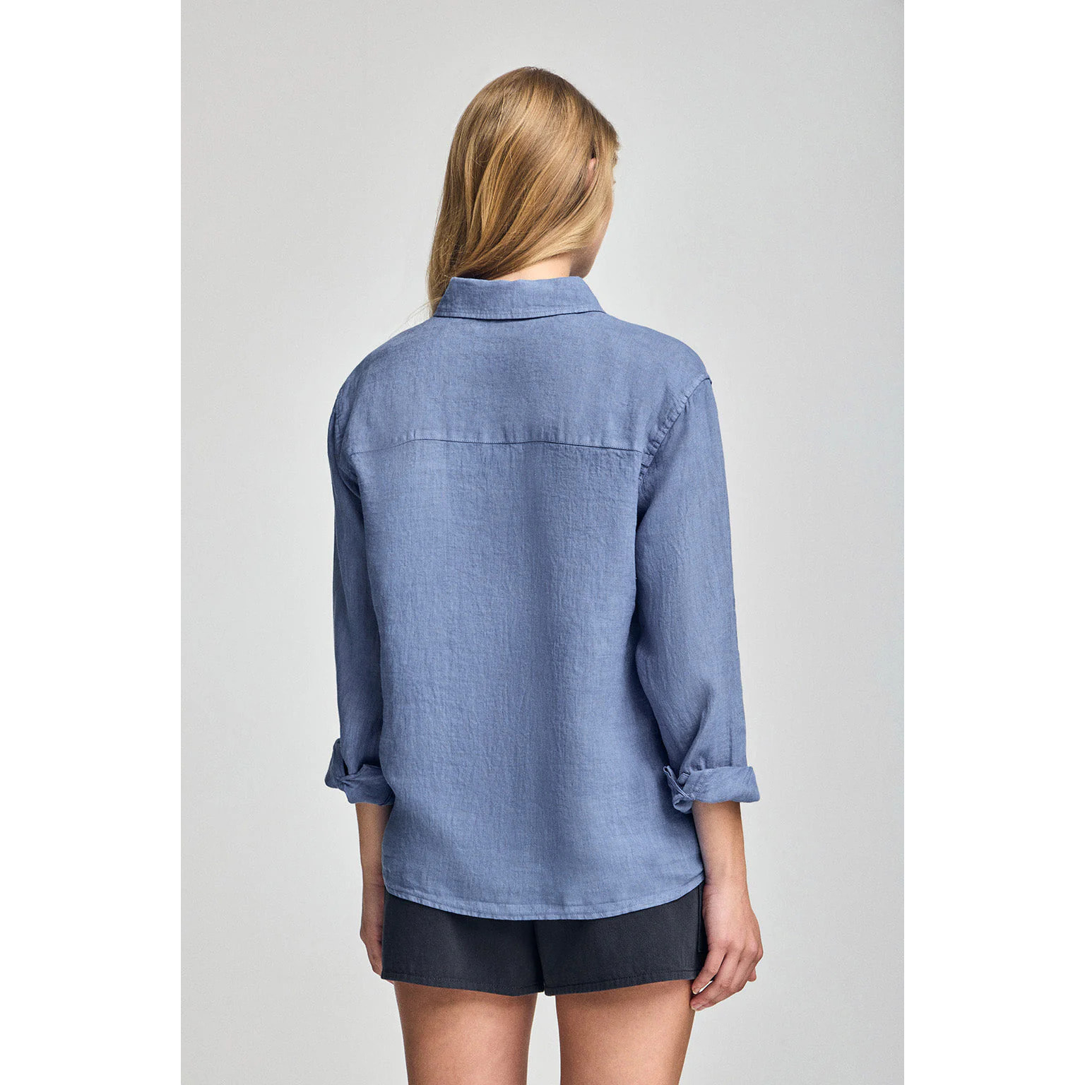 Camisa azul royal garment dye de lino con monograma bordado