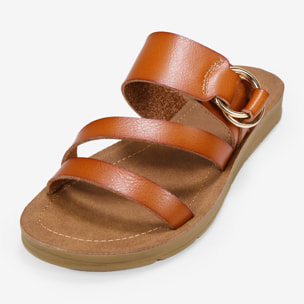 Sandalias planas marrones con argollas metálicas