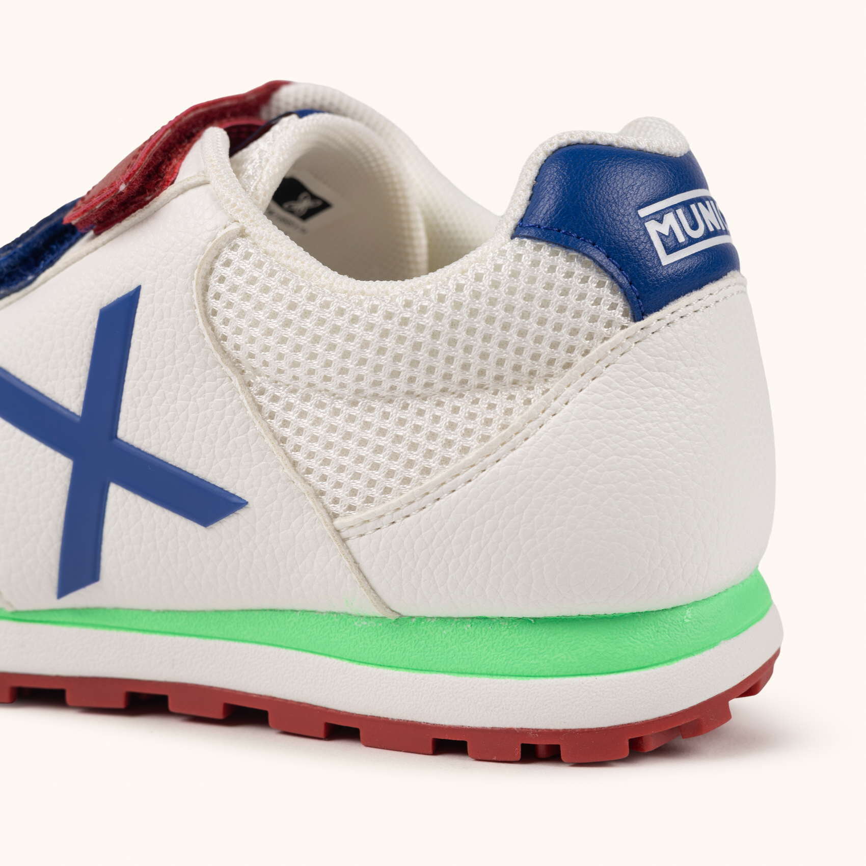 MUNICH DASH KID VCO 2.0 174 Zapatilla Retro Running Infantil Blanca con Cierre de Velcro y Detalles Azules y Verdes