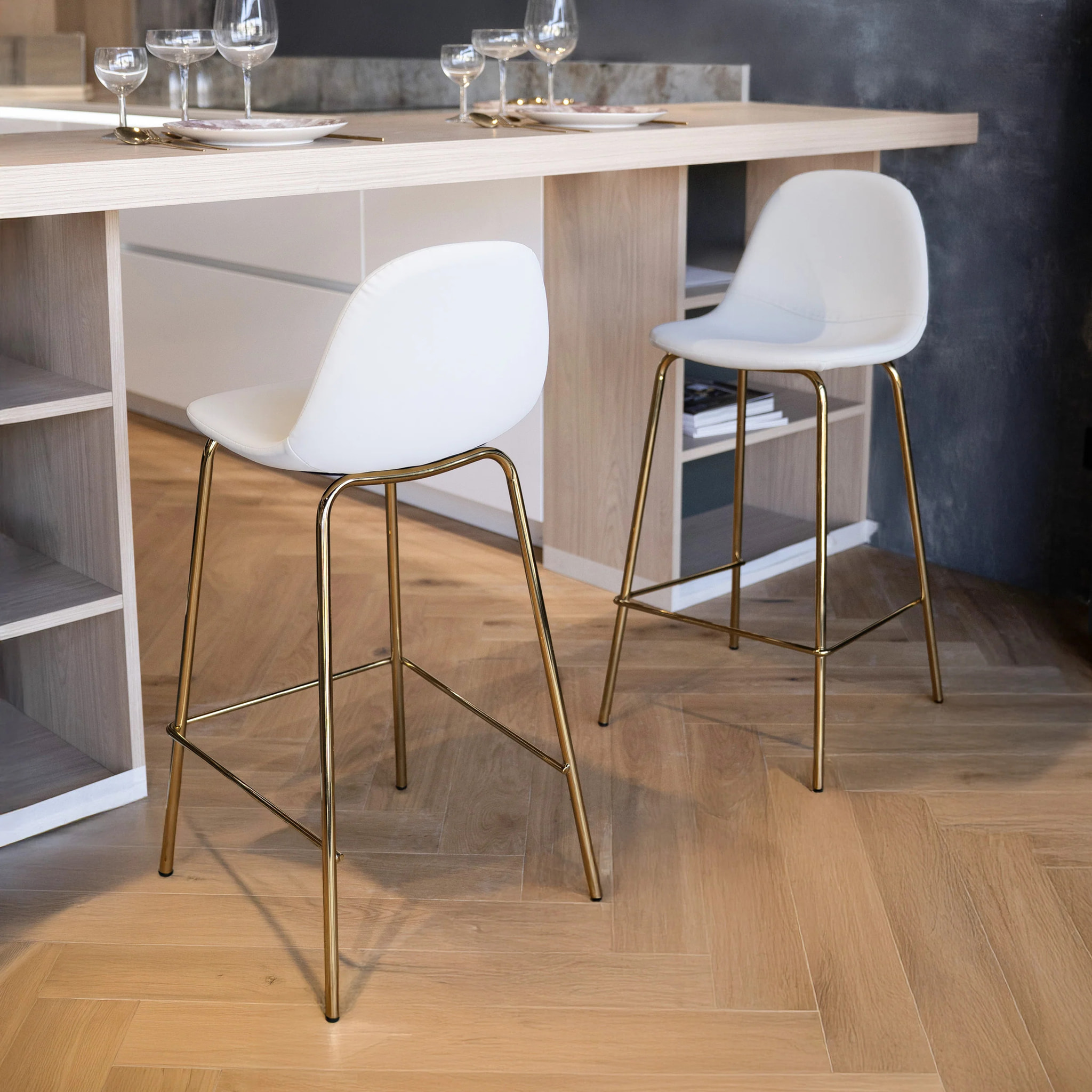 Lot de 2 chaises pour îlot central 65 cm en cuir synthétique blanc - Henrik