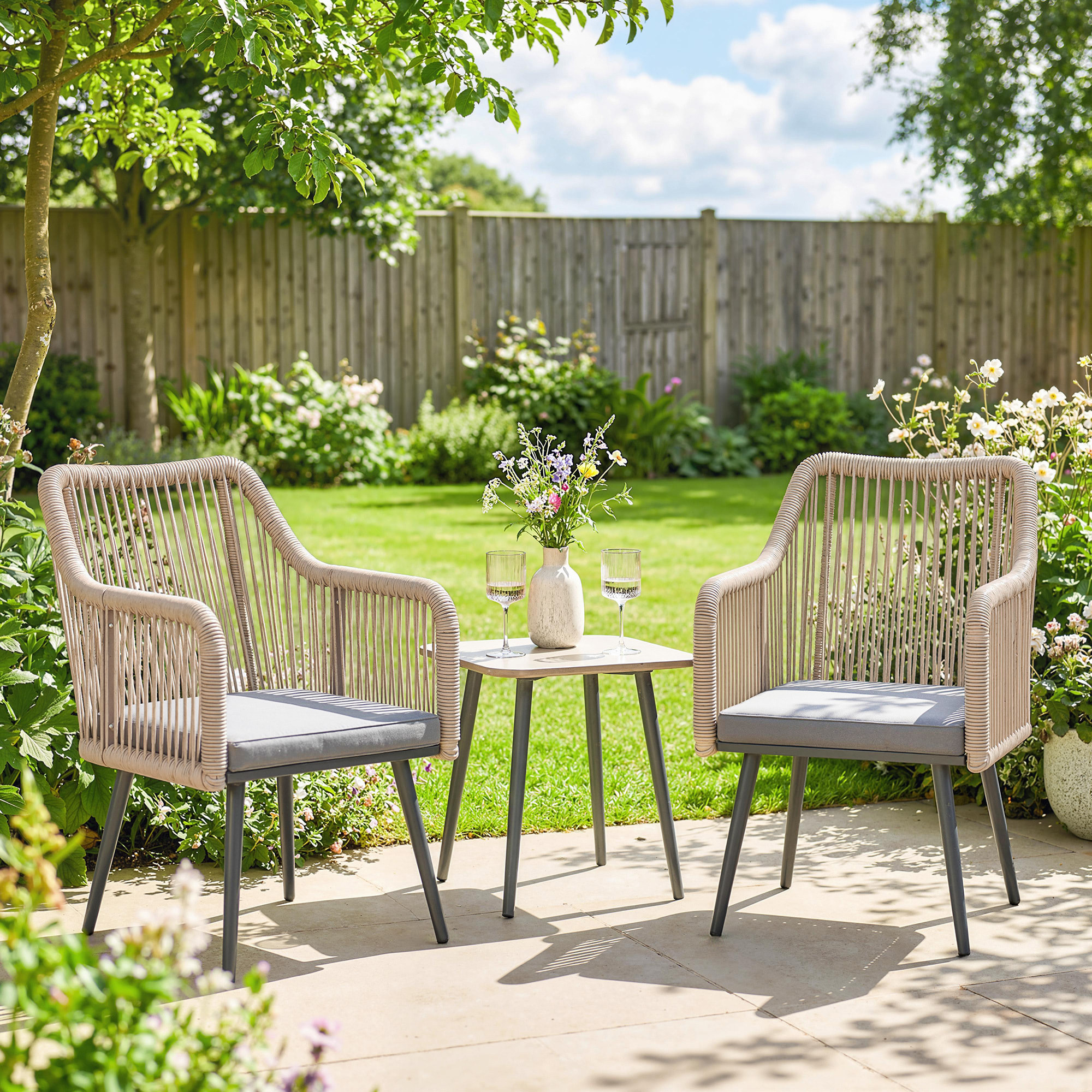 Juego de 2 Sillas de Jardín Exterior de Ratán, Sillas Terraza Exterior con Cojines, Reposabrazos y Marco de Acero, Resistente a la Intemperie, para Balcón, Terraza, 54x65x80 cm, Gris Claro