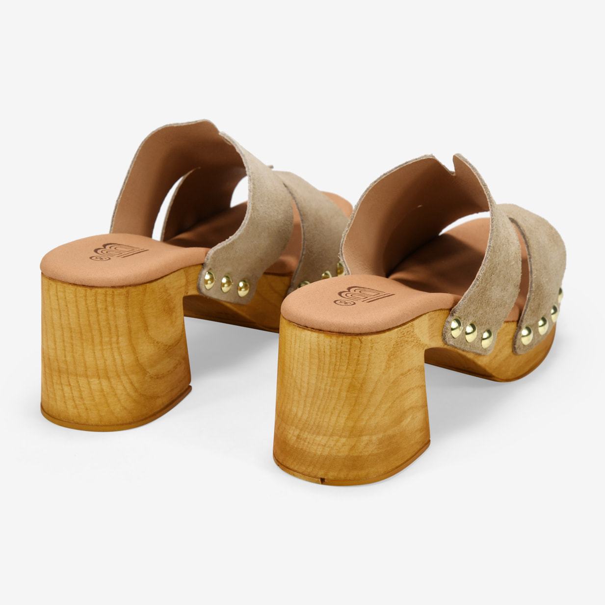 Sandalias arena en serraje piel con tacón de madera