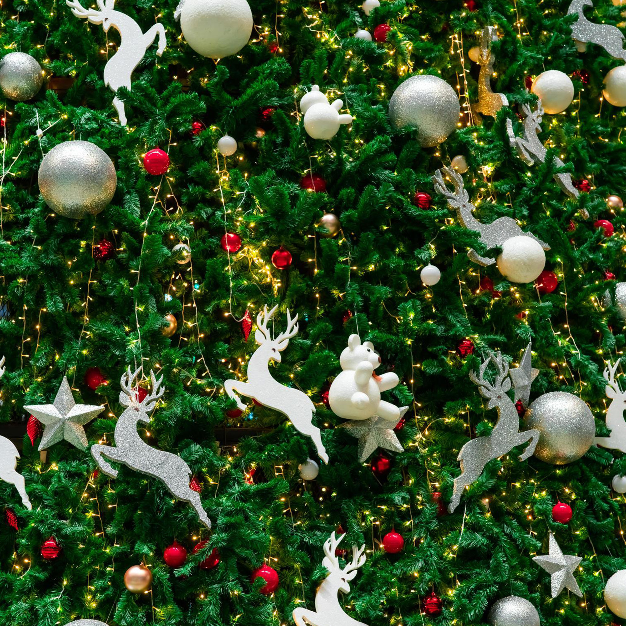 set de 35 bolas de navidad de 6cm con 5 diseños diferentes en relieve color plata