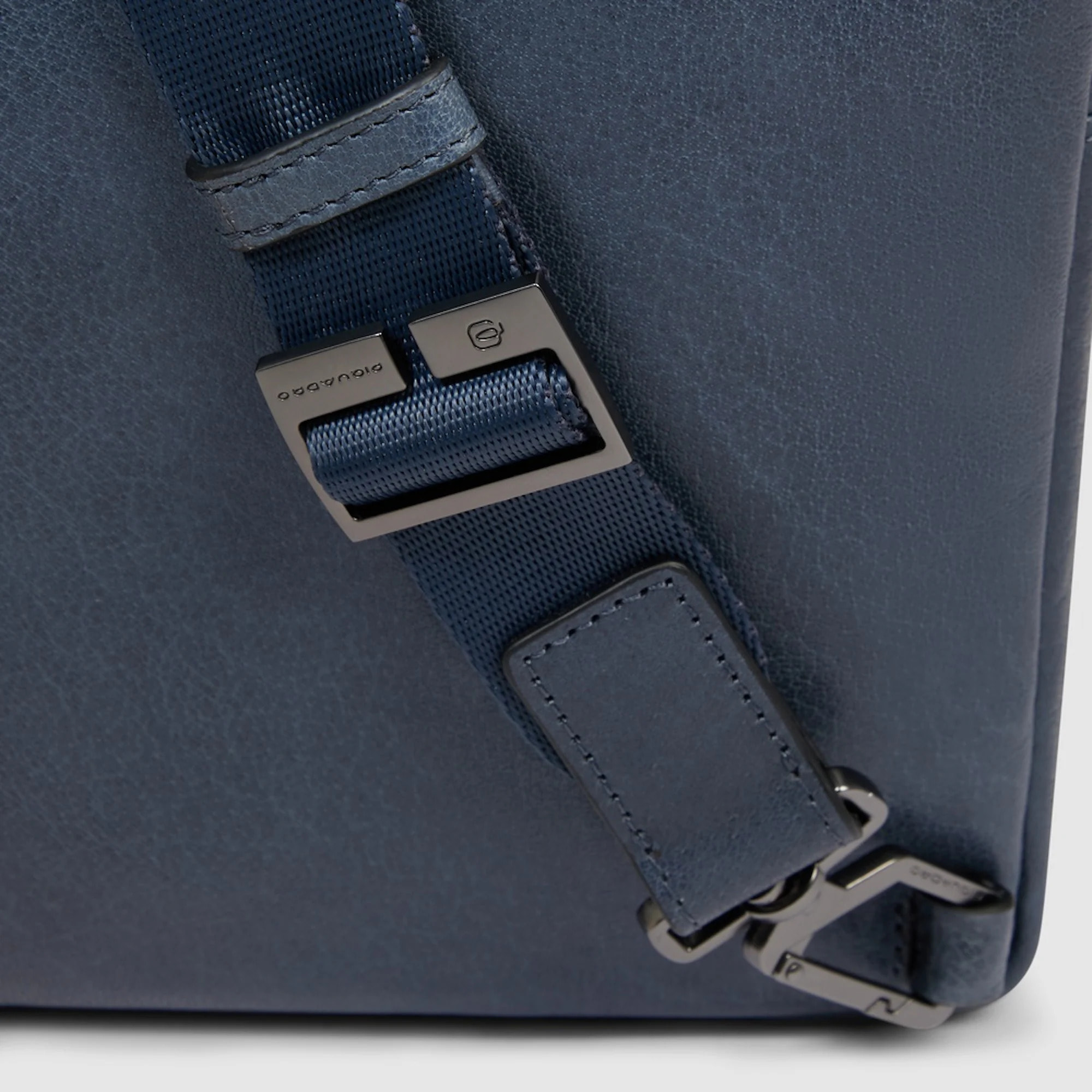 Piquadro Borsello in pelle porta iPad® con protezione RFID