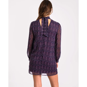 Vestido corto con cuello alto y manga larga