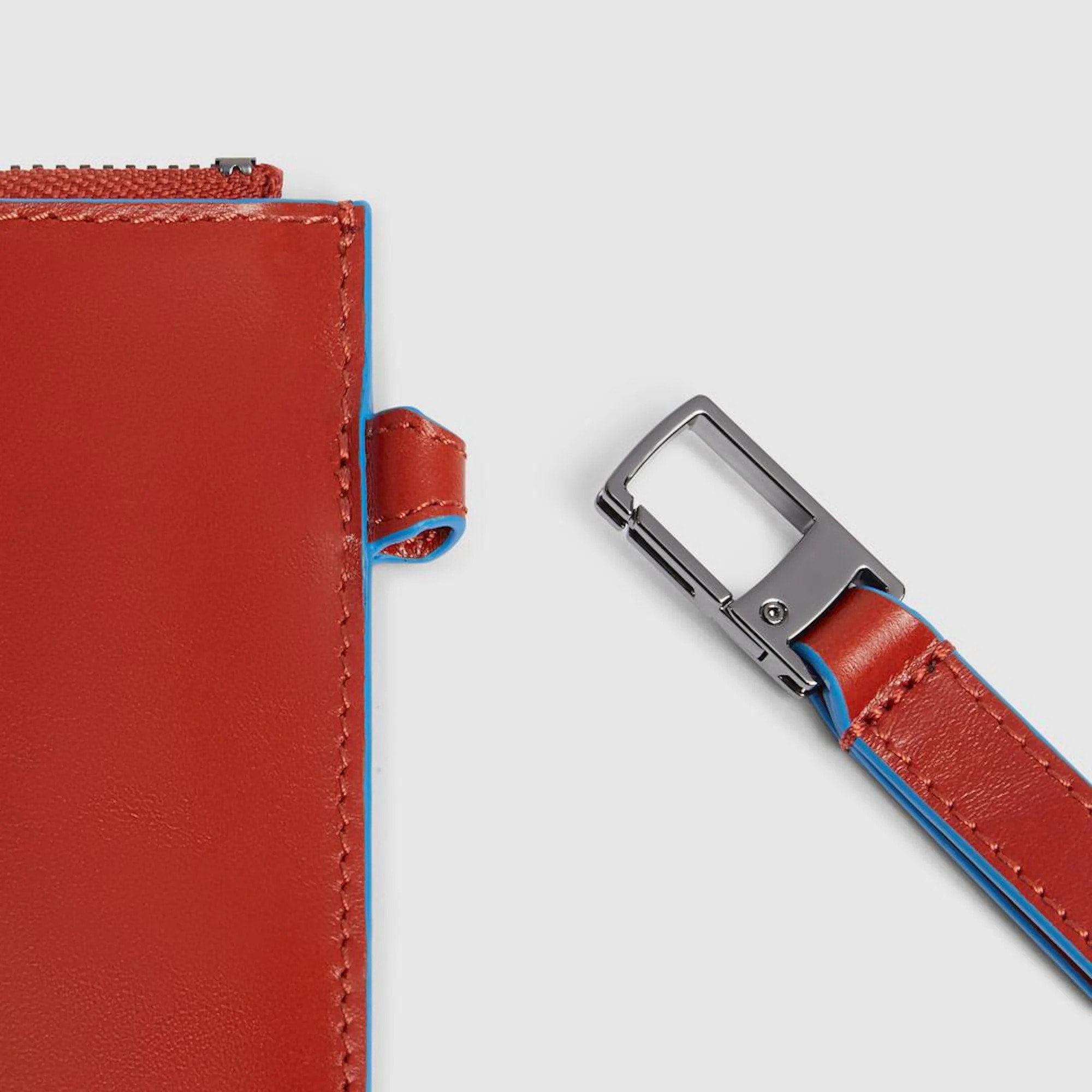 Piquadro Pochette porta iPad® in pelle con polsiera rimovibile e tasca per AirPods®