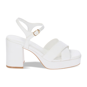 Sandalias con tacón blancos