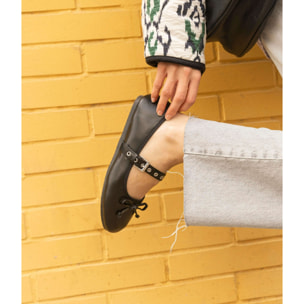 Bailarinas negras con tachas y lazo