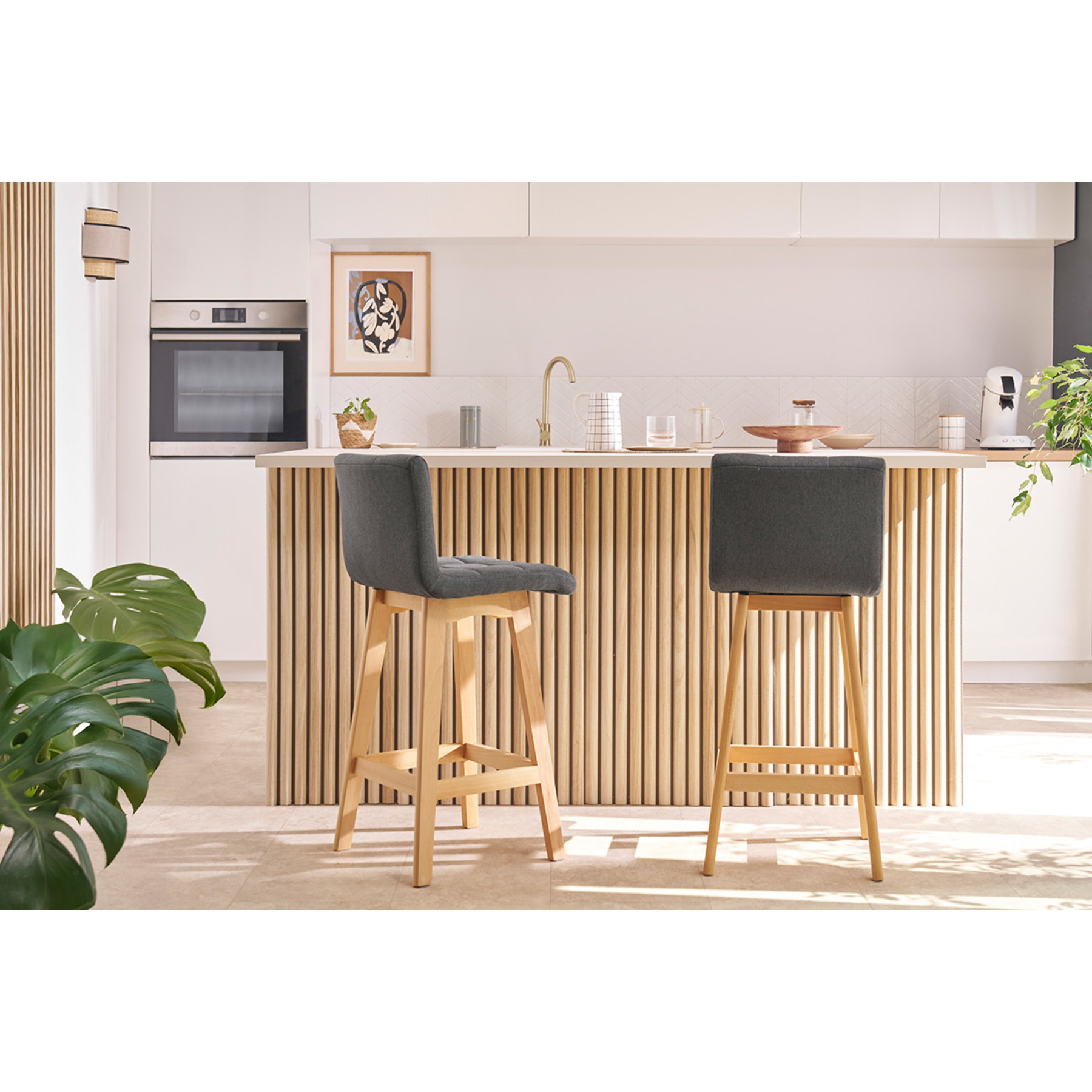 Tabourets de bar en tissu gris clair et bois H67.5 cm (lot de 2) KLARIS