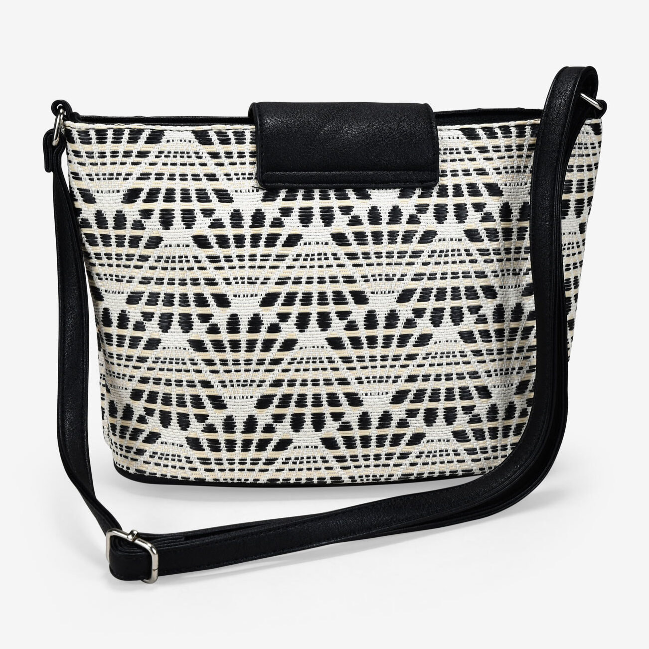 Bolso bandolera negro en rafia con solapa