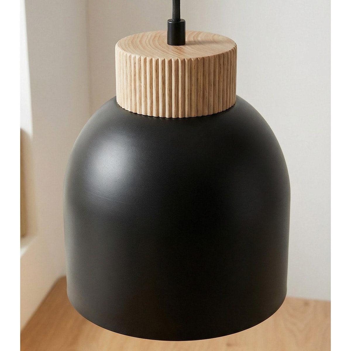 Lampada a sospensione KRU in metallo nero opaco e legno naturale