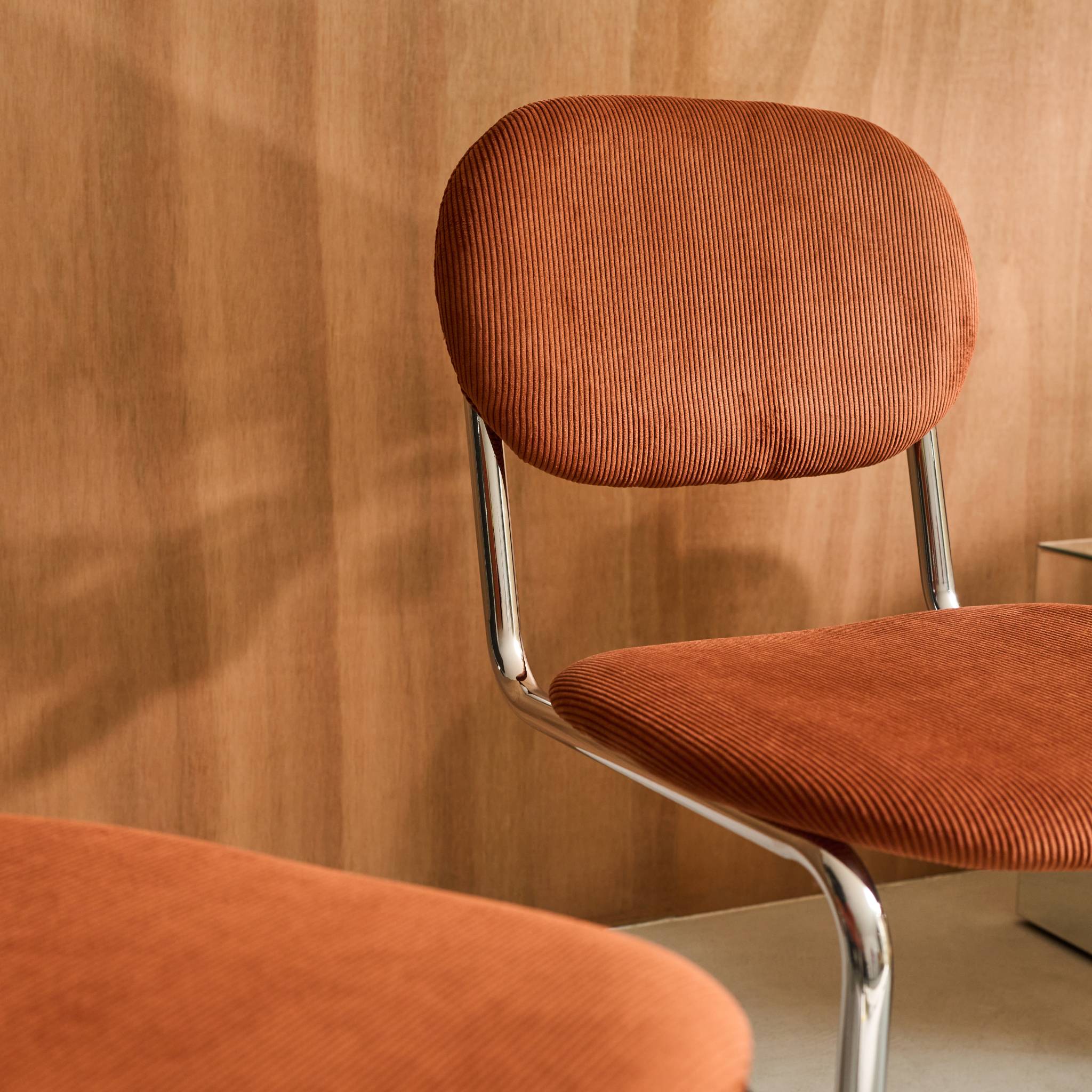 Lot de 2 chaises cantilever arrondie métal. velours côtelé camel et pieds chromés - L 47 x P 54.5 x H 81cm - Maloa