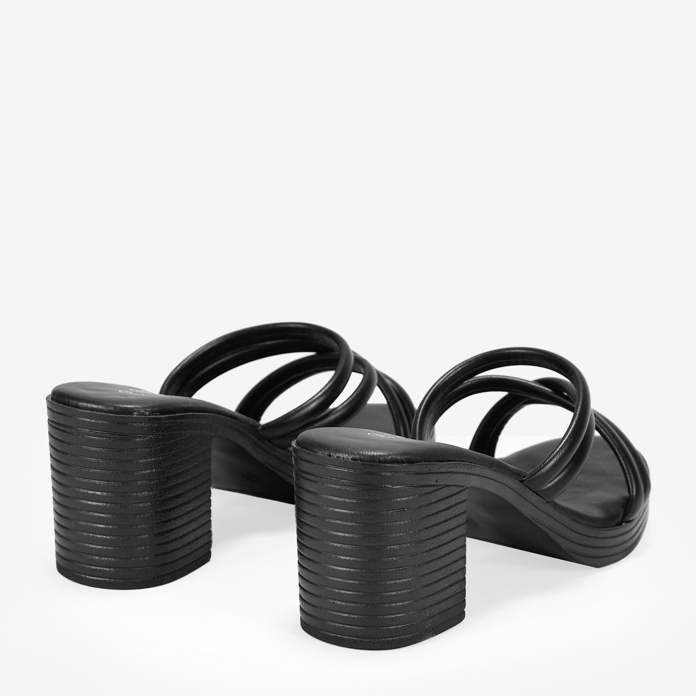 Sandalias negras con tacón efecto madera