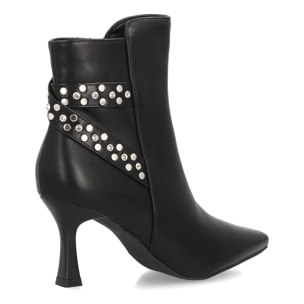 Botines elegantes con tachuelas y tacón fino
