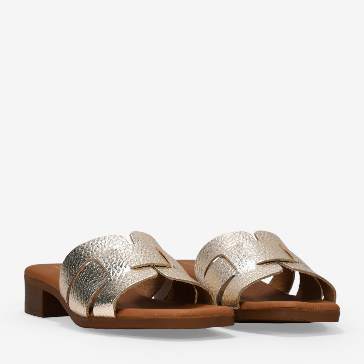 Sandalias de piel doradas destalonadas con tacón bajo