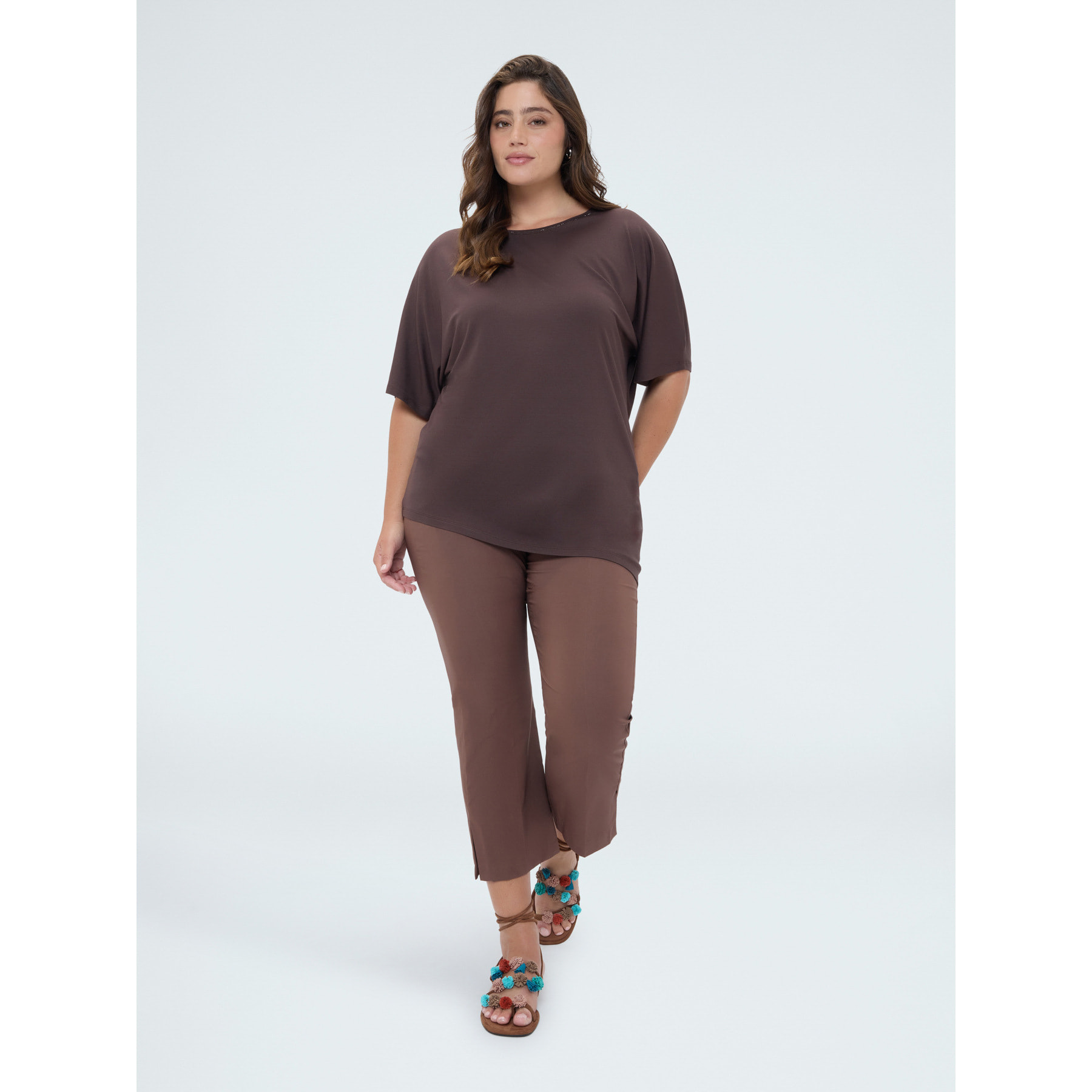 Fiorella Rubino - T-shirt in viscosa con strass sullo scollo - Marrone