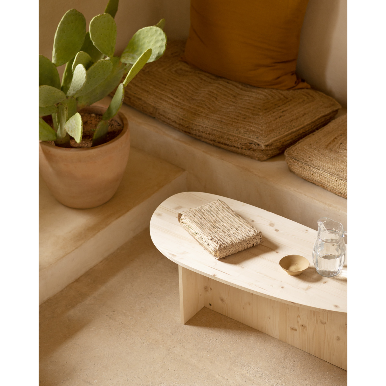 Table basse en bois massif ton naturel de 129cm Hauteur: 43.25 Longueur: 128.6 Largeur: 54.6