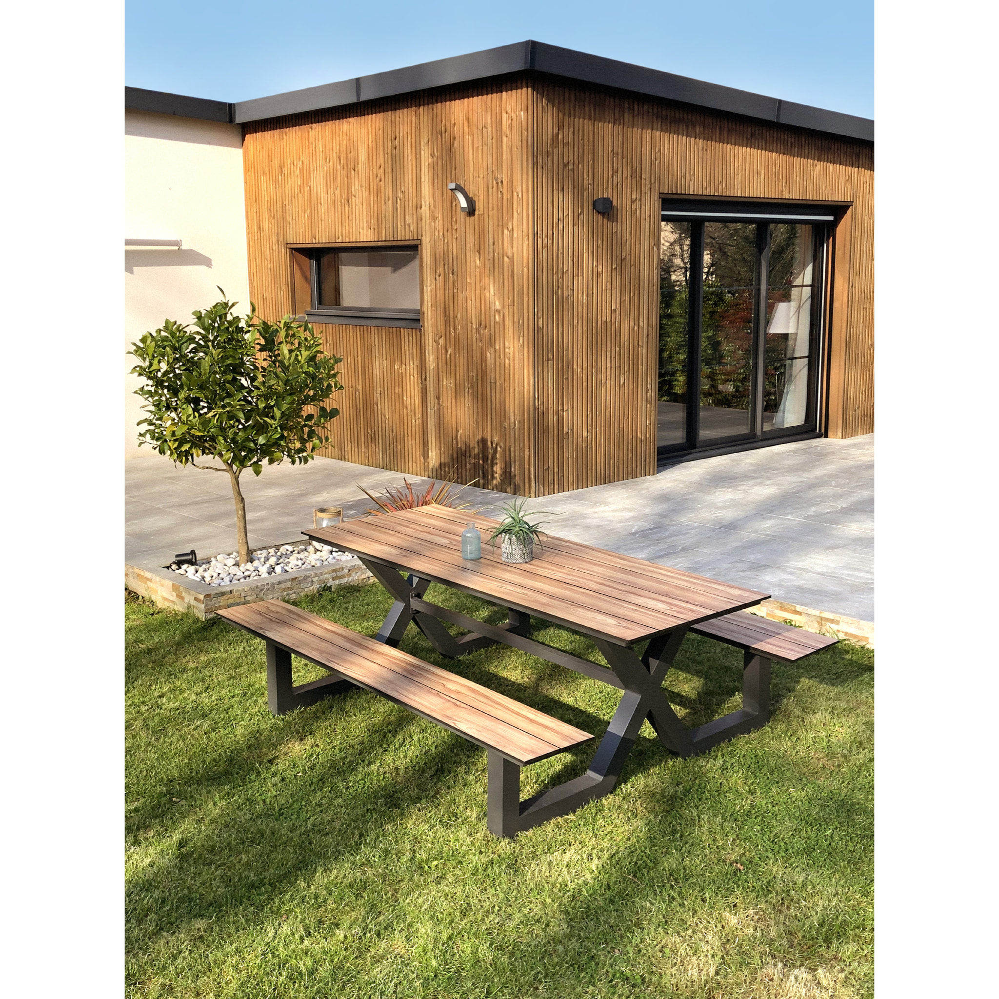 VANCOUVER - Table de jardin en aluminium et plateau HPL effet bois