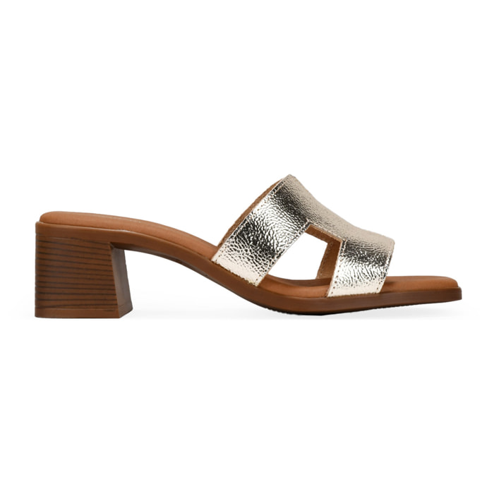 Sandalias de piel doradas con tacón efecto madera