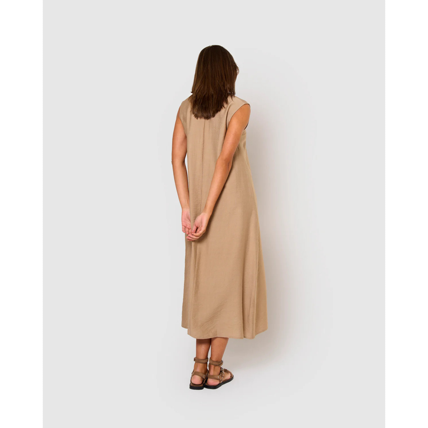 Vestido largo sin mangas fluido camel