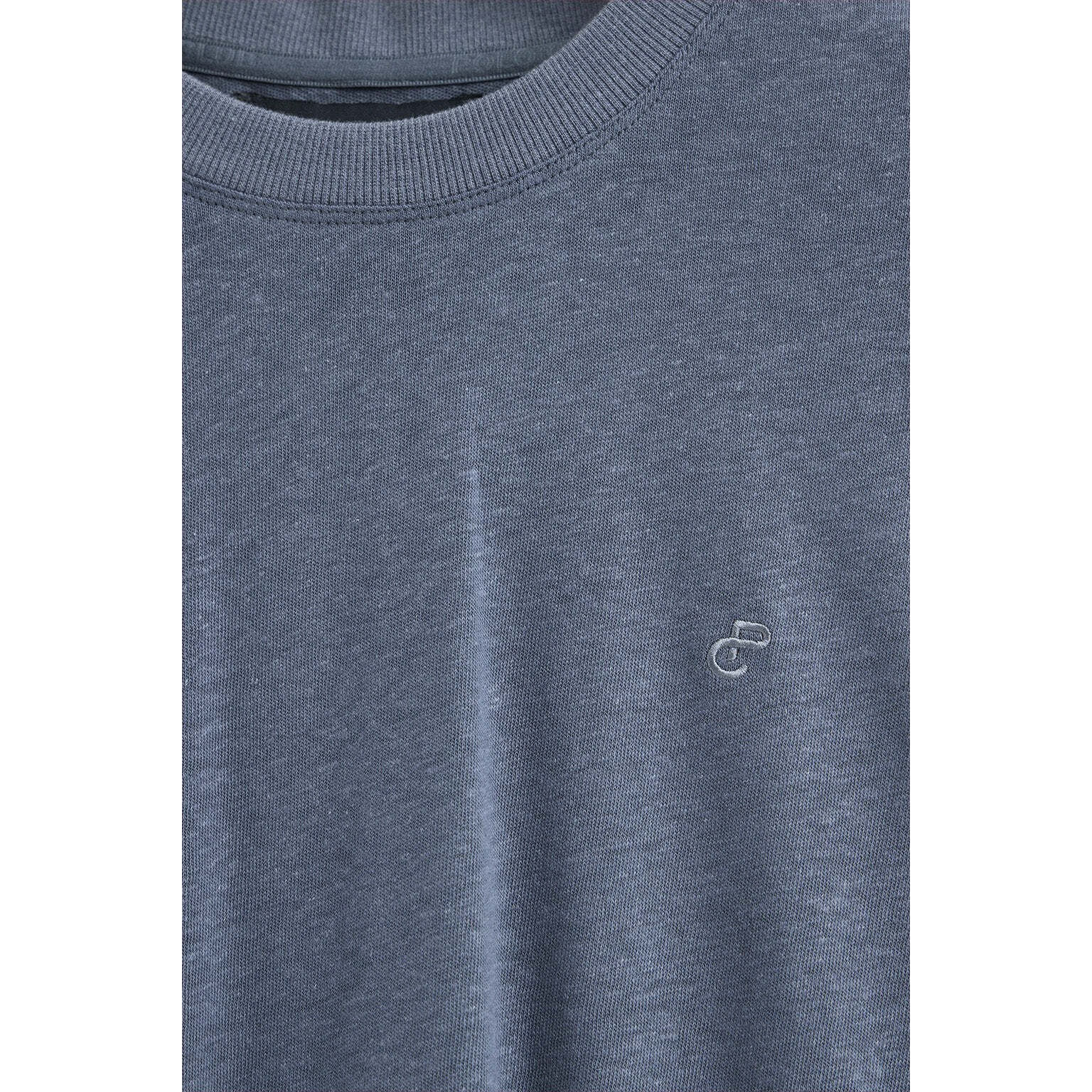 Camiseta azul denim en lino y algodón de cuello redondo y monograma bordado