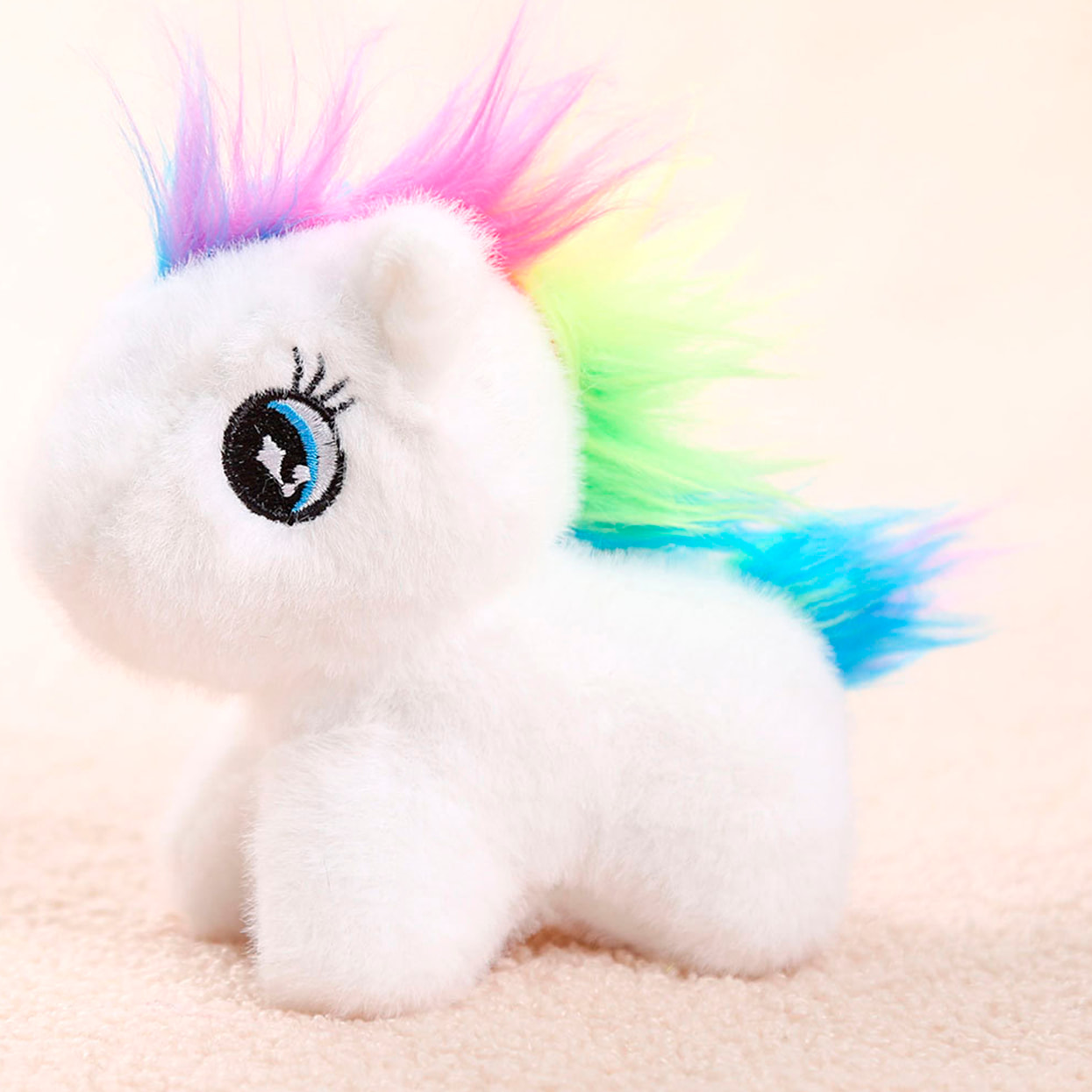 Peluches extra morbido e soffice con pendente. Design pony colorato. 13 cm.