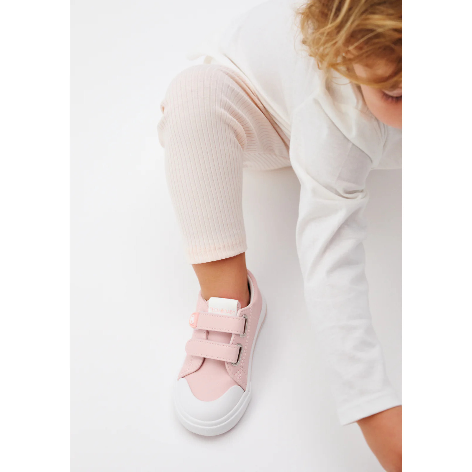 Sneakers per neonati con punta larga e design accattivante