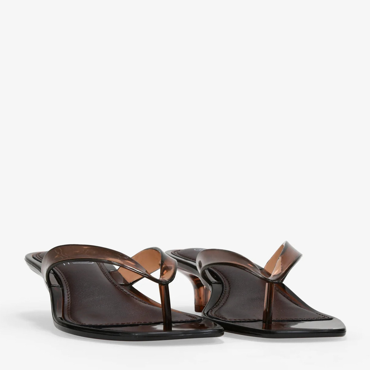 Sandalias de dedo marrón carey con tacón