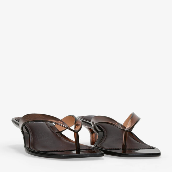 Sandalias de dedo marrón carey con tacón