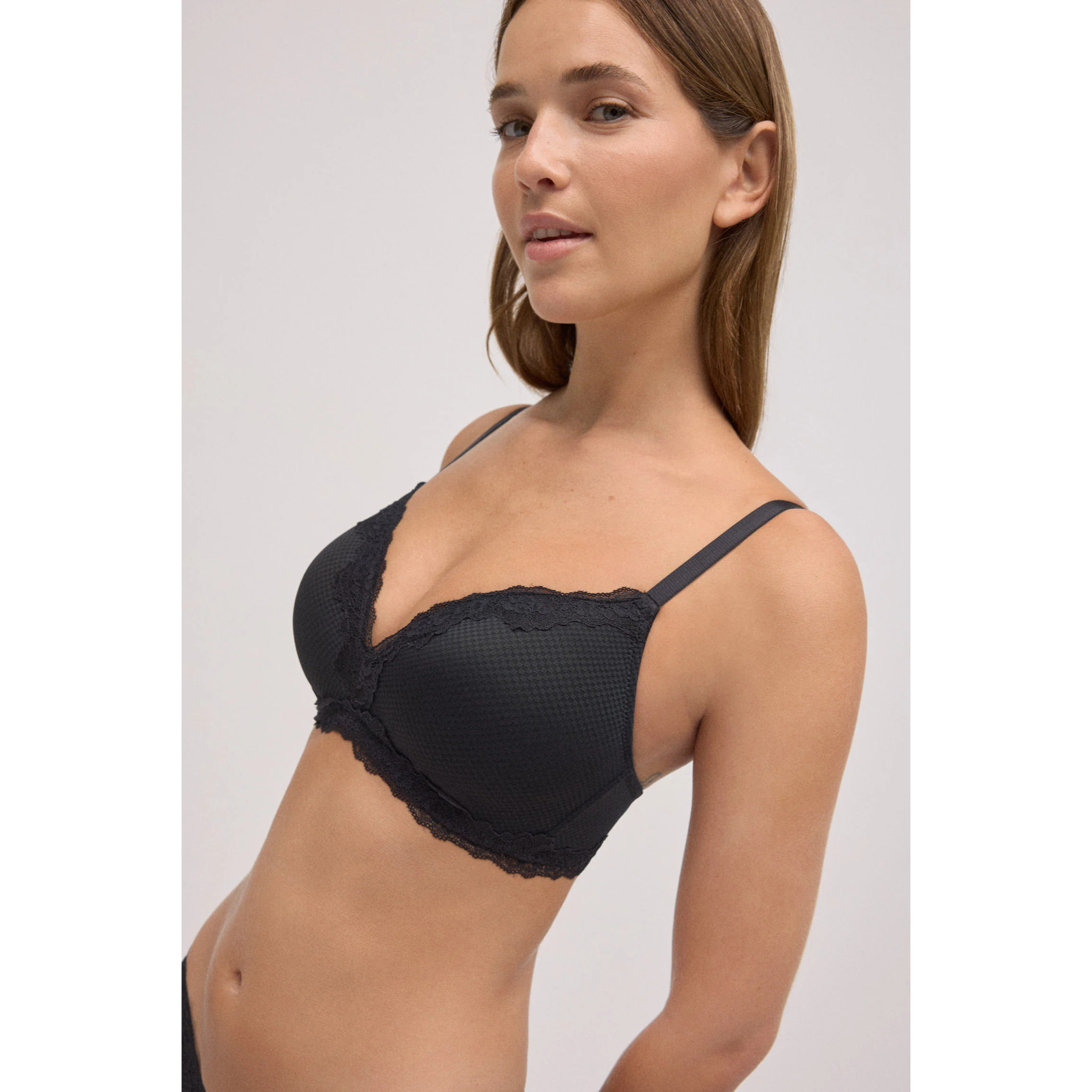 Reggiseno imbottito senza ferretto con pizzo nero, coppa B