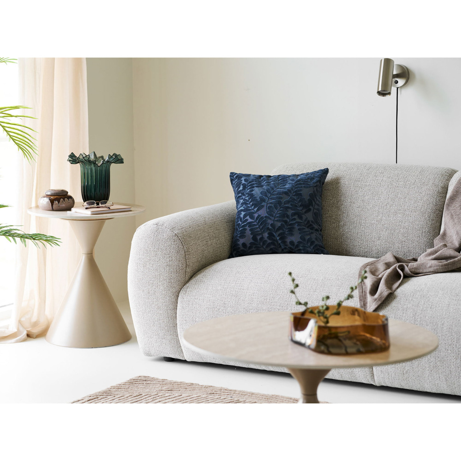 Cuscino Yona blu con motivo foglie in rilievo 45×45 cm