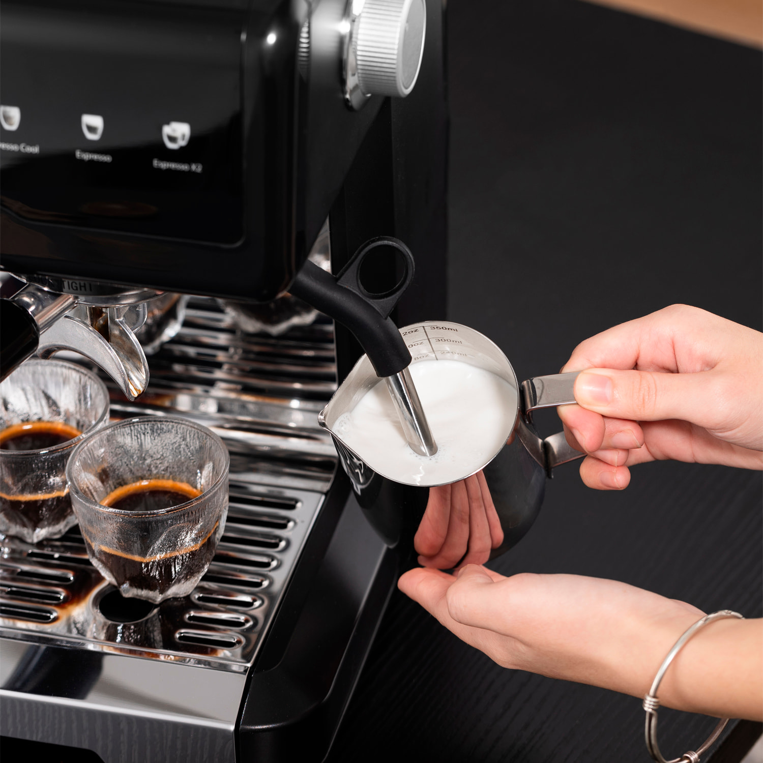 Cafetera de 2200W con 20 niveles de molido y sistema dual para café frío o caliente. Pantalla táctil, varilla de vapor, 20 bar de presión y tanque de 2,6 L.