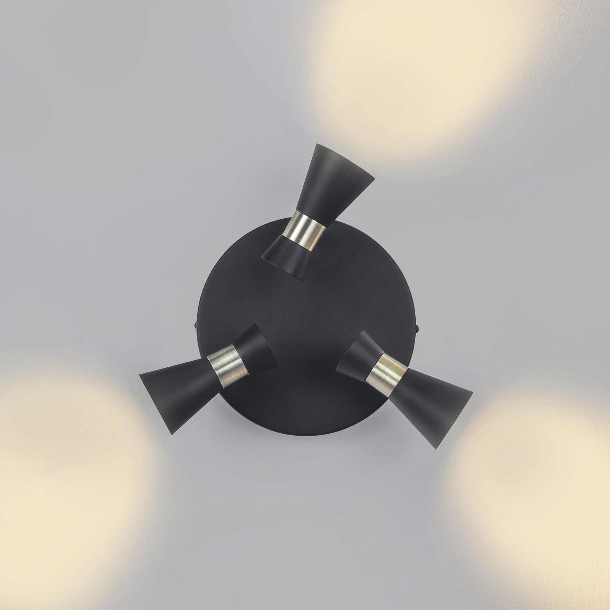 Forlight Eufo plafón triple en negro con acabado en oro para bombilla GU10