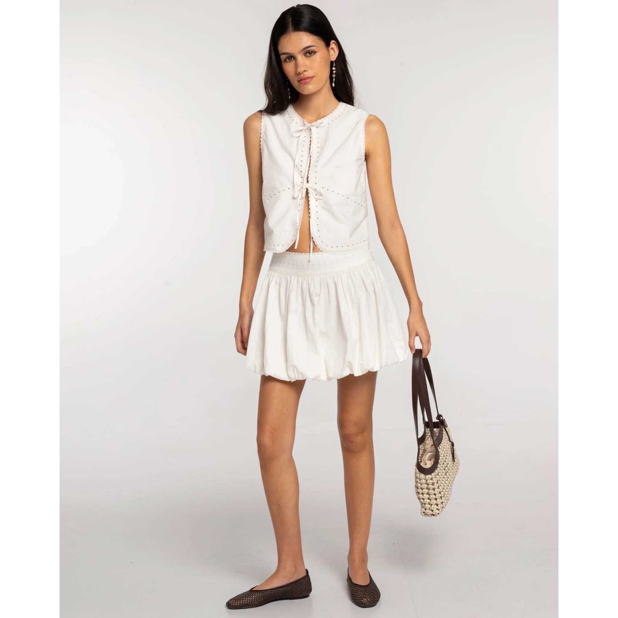Falda corta globo con bordado suizo y calados