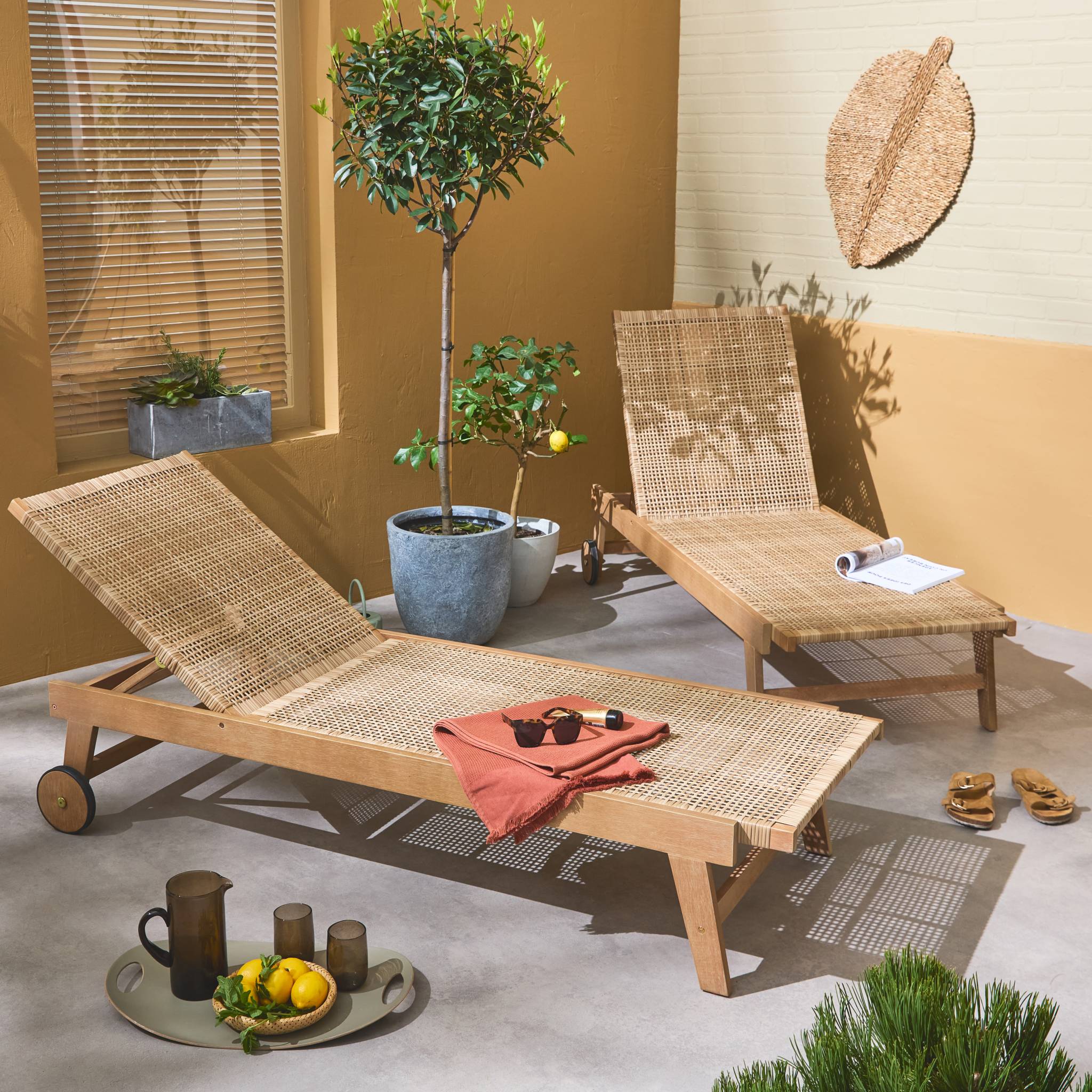 Lot de 2 transats en bois et résine esprit cannage. dossier inclinable