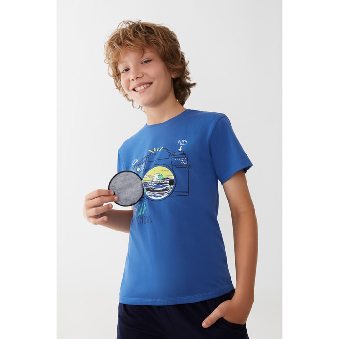 Camiseta para Niño Azul, Estilo Casual con Estampado de Cámara y Mensaje "Keep Your Moments" Manga Corta, Ideal para el Verano | Color: Azul medio | Street Monkey
