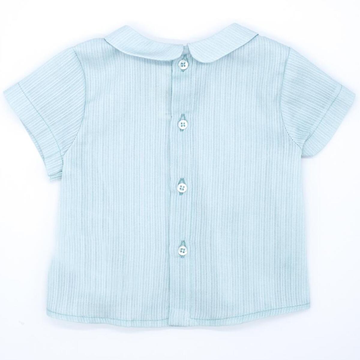 Camisa celeste de manga corta, con cuello bebe.