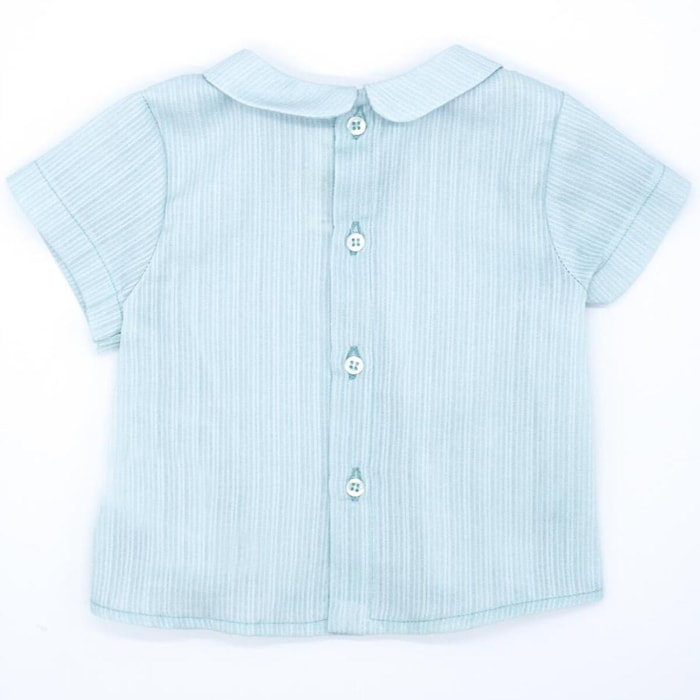 Camisa celeste de manga corta, con cuello bebe.