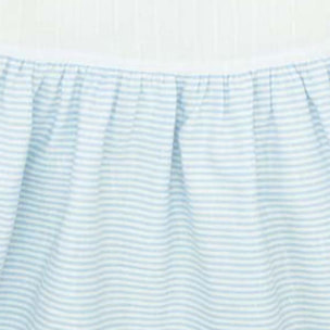 VESTIDO DE CUERPO BLANCO CON VOLANTES, LAZO EN LA ESPALDA Y FALDA DE RAYAS