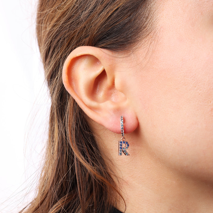 Orecchino Pendente con Lettera R in Pavé di Cubic Zirconia Blu