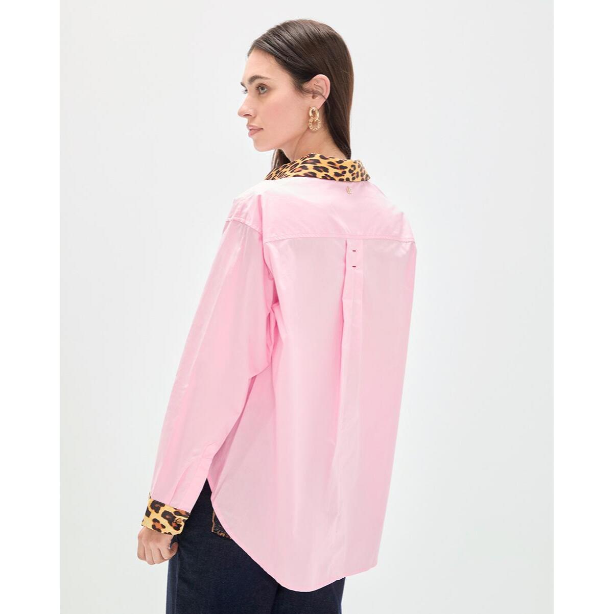 Camicia in popeline con polsini a contrasto e stampa animalier