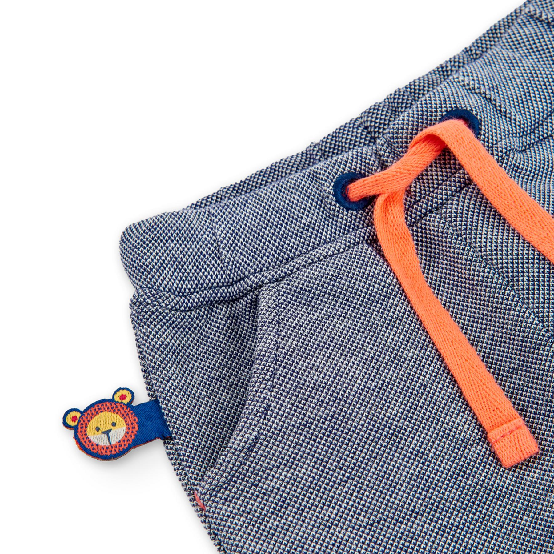 Pantalón en azul con cierre de cuerdas y bolsillos