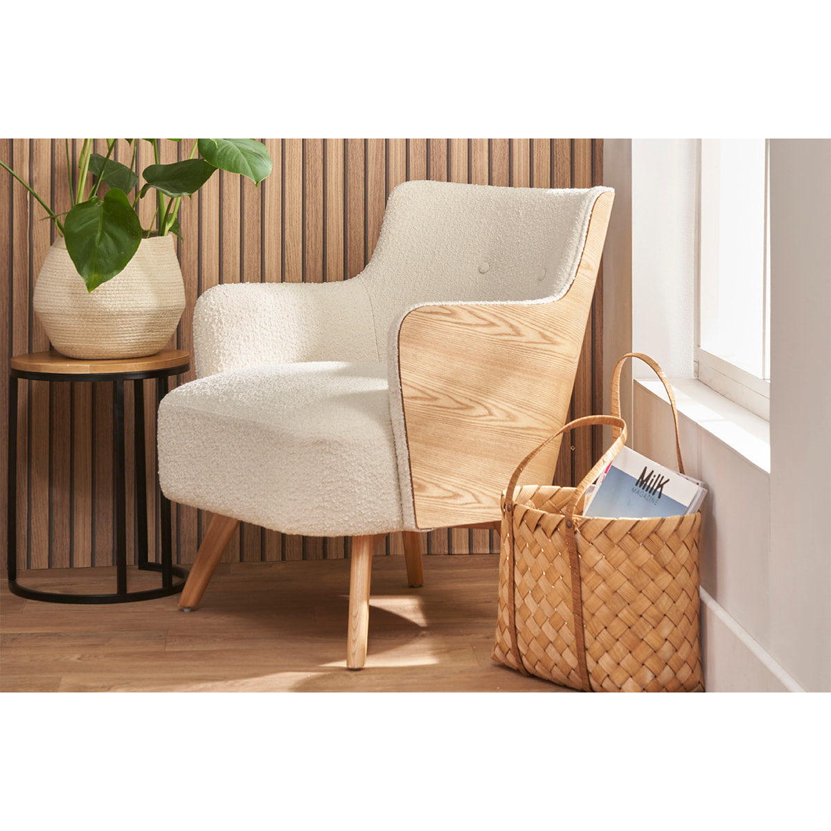 Fauteuil scandinave en tissu effet laine bouclée blanc cassé et bois clair VALMY