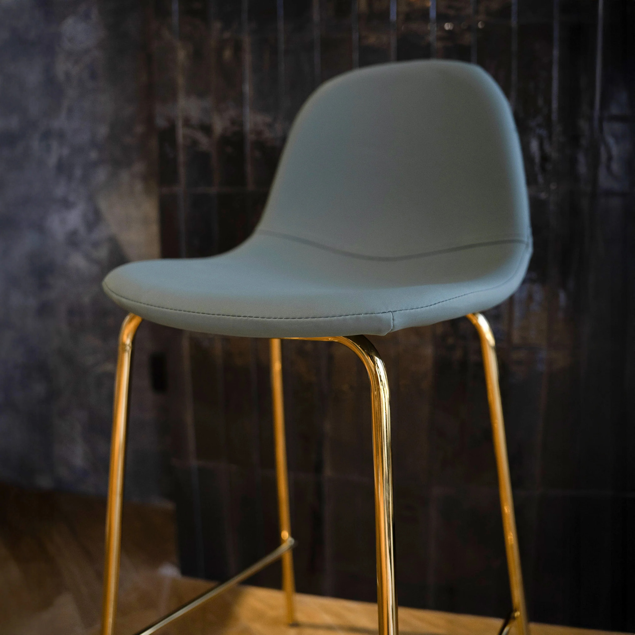 Lot de 2 chaises pour îlot central 65 cm en cuir synthétique vert - Henrik