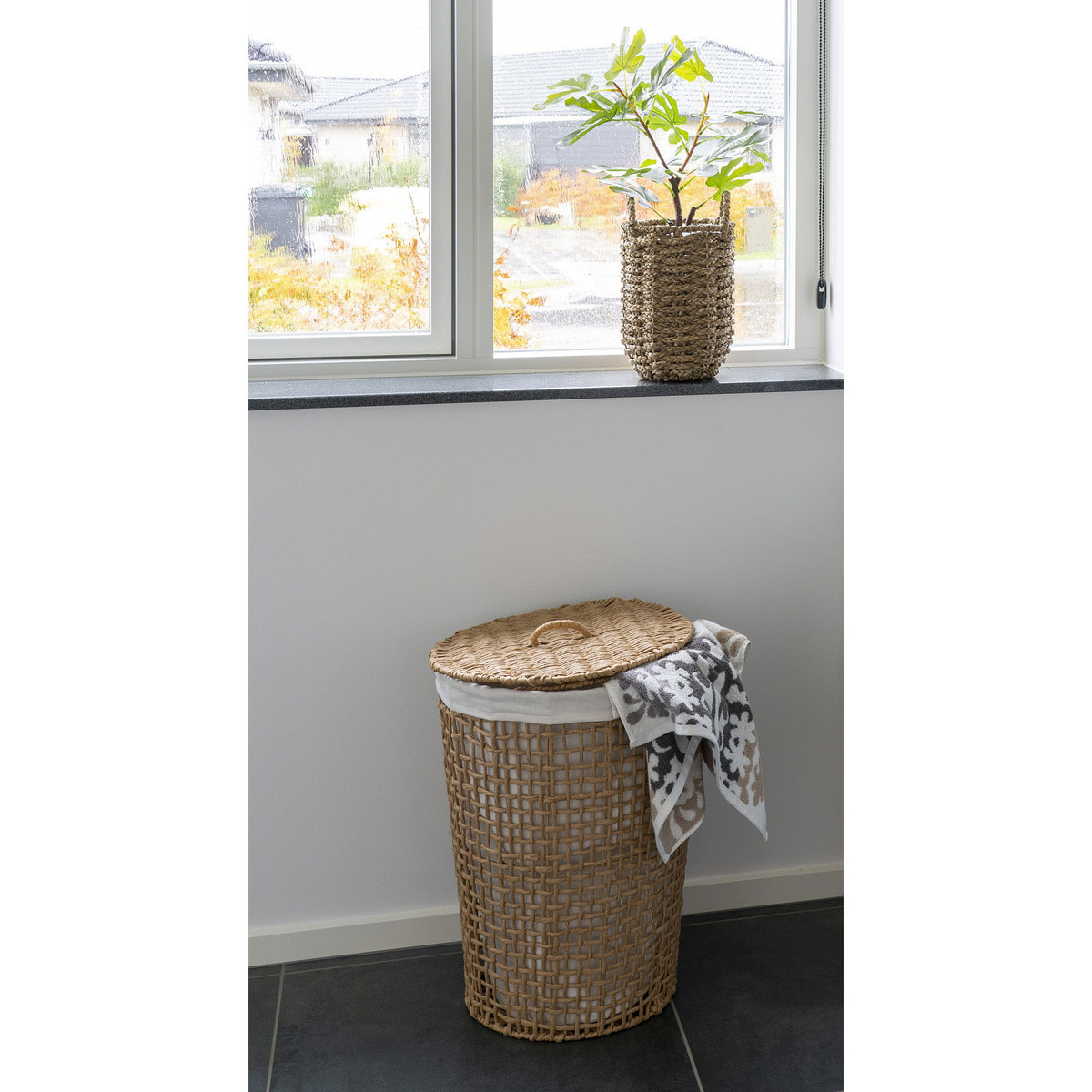 Portabiancheria Pomal in carta intrecciata con fodera — naturale e bianco ø42×56 cm