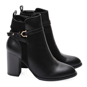 Stivaletti in simil pelle con tacco e fibbia dorata