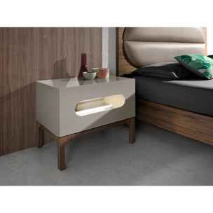 Mesita de noche Angel Cerdá con estructura de madera de MDF en gris y patas de madera en nogal con iluminación interior 60x41x51cm
