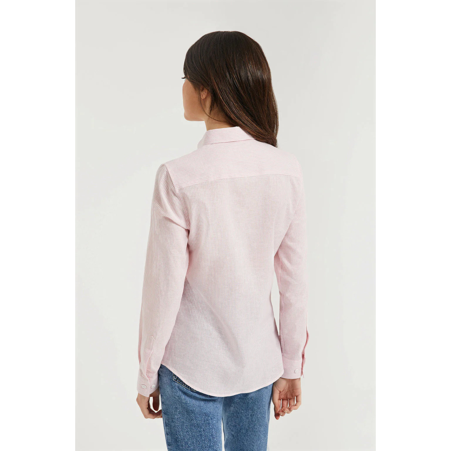 Camicia mille righe rosa con particolare ricamato sul petto