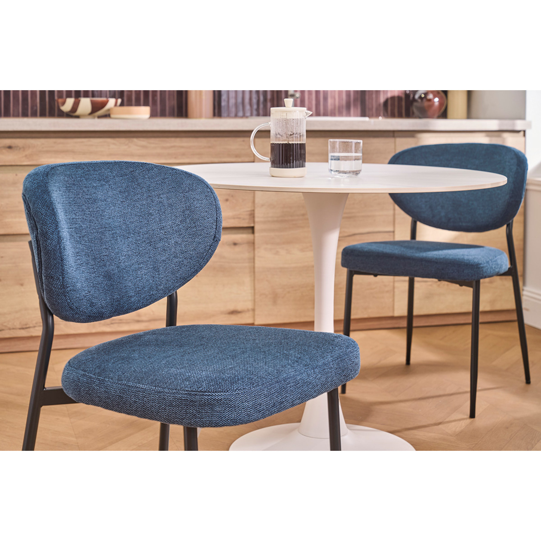 Chaises en tissu effet velours texturé bleu foncé et métal noir (lot de 2) BREKA