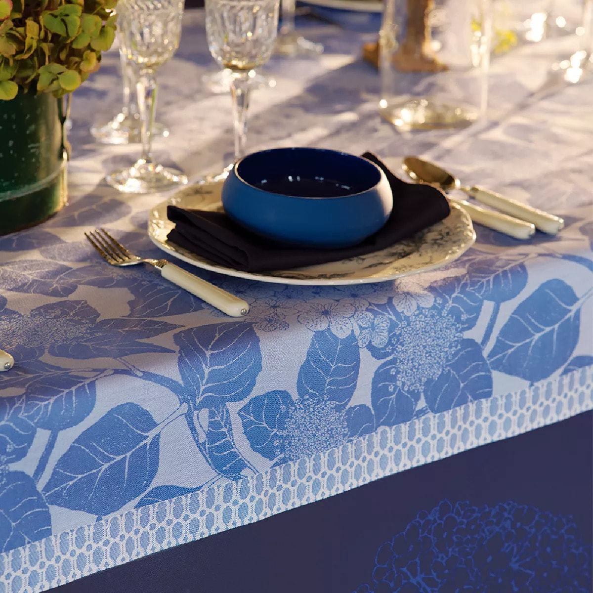 Nappe anti tache pur coton bio motif jacquard Hortensias bleu